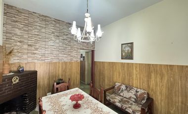 Casa en planta baja con jardín, cochera pasante y parrilla en Morón