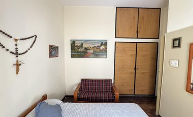 Casa en planta baja con jardín, cochera pasante y parrilla en Morón