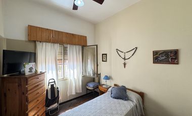 Casa en planta baja con jardín, cochera pasante y parrilla en Morón