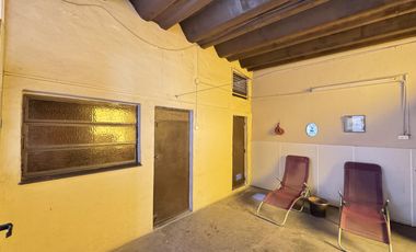 Casa en planta baja con jardín, cochera pasante y parrilla en Morón