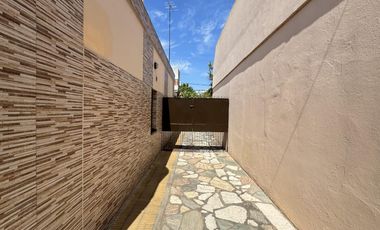 Casa en planta baja con jardín, cochera pasante y parrilla en Morón