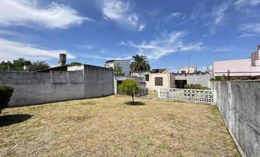 Casa en planta baja con jardín, cochera pasante y parrilla en Morón