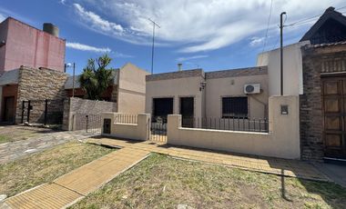 Casa en planta baja con jardín, cochera pasante y parrilla en Morón