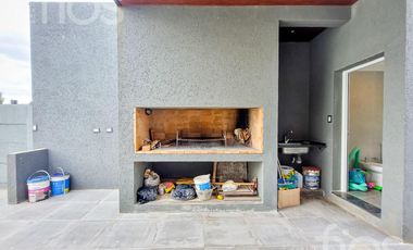 VENTA CASA A ESTRENAR DE DOS DORMITORIOS CON  PILETA  Y COCHERA  EN DON MATEO