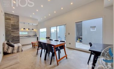 VENTA CASA A ESTRENAR DE DOS DORMITORIOS CON  PILETA  Y COCHERA  EN DON MATEO