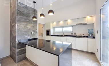 VENTA CASA A ESTRENAR DE DOS DORMITORIOS CON  PILETA  Y COCHERA  EN DON MATEO