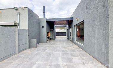 VENTA CASA A ESTRENAR DE DOS DORMITORIOS CON  PILETA  Y COCHERA  EN DON MATEO