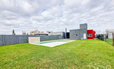 VENTA CASA A ESTRENAR DE DOS DORMITORIOS CON  PILETA  Y COCHERA  EN DON MATEO