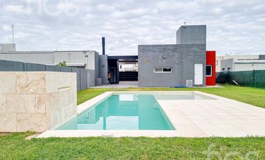 VENTA CASA A ESTRENAR DE DOS DORMITORIOS CON  PILETA  Y COCHERA  EN DON MATEO