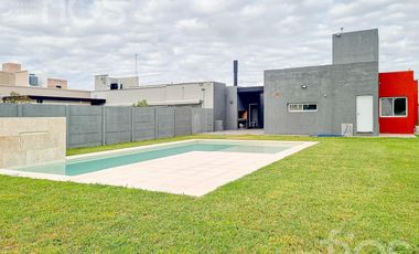 VENTA CASA A ESTRENAR DE DOS DORMITORIOS CON  PILETA  Y COCHERA  EN DON MATEO