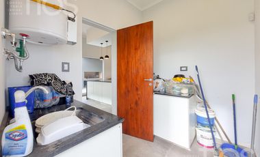 VENTA CASA A ESTRENAR DE DOS DORMITORIOS CON  PILETA  Y COCHERA  EN DON MATEO