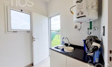 VENTA CASA A ESTRENAR DE DOS DORMITORIOS CON  PILETA  Y COCHERA  EN DON MATEO