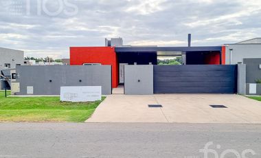 VENTA CASA A ESTRENAR DE DOS DORMITORIOS CON  PILETA  Y COCHERA  EN DON MATEO