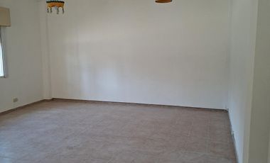 Amplio Monoambiente destino profesional sobre Av. Alsina