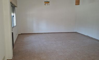 Amplio Monoambiente destino profesional sobre Av. Alsina