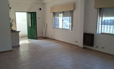 Amplio Monoambiente destino profesional sobre Av. Alsina