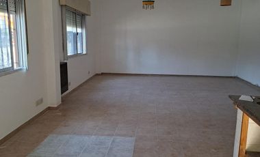 Amplio Monoambiente destino profesional sobre Av. Alsina