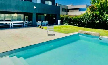 Disponible en temporada. Casa en San Gabriel a laguna con muelle.