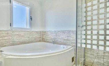 Disponible en temporada. Casa en San Gabriel a laguna con muelle.