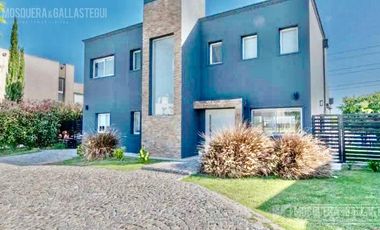 Disponible en temporada. Casa en San Gabriel a laguna con muelle.