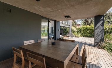 Espectacular casa moderna con increible jardin- cercana a varios accesos