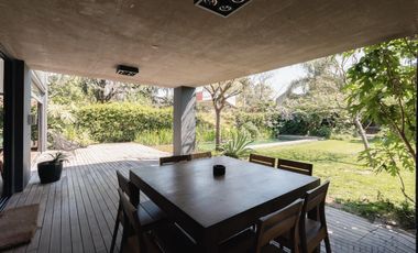 Espectacular casa moderna con increible jardin- cercana a varios accesos