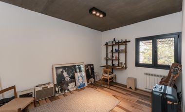 Espectacular casa moderna con increible jardin- cercana a varios accesos