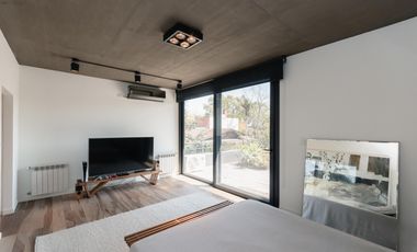 Espectacular casa moderna con increible jardin- cercana a varios accesos