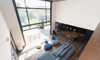 Espectacular casa moderna con increible jardin- cercana a varios accesos