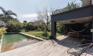Espectacular casa moderna con increible jardin- cercana a varios accesos