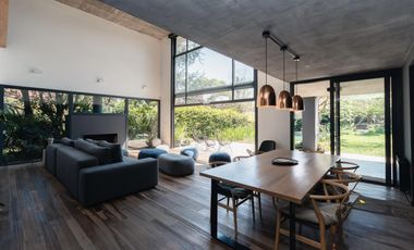 Espectacular casa moderna con increible jardin- cercana a varios accesos