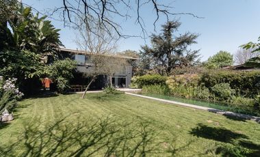 Espectacular casa moderna con increible jardin- cercana a varios accesos