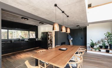 Espectacular casa moderna con increible jardin- cercana a varios accesos