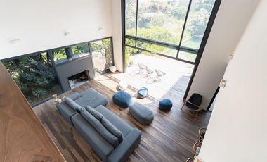 Espectacular casa moderna con increible jardin- cercana a varios accesos