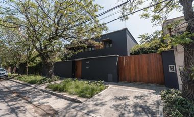 Espectacular casa moderna con increible jardin- cercana a varios accesos