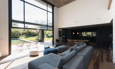 Espectacular casa moderna con increible jardin- cercana a varios accesos