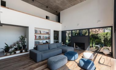 Espectacular casa moderna con increible jardin- cercana a varios accesos