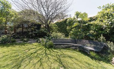 Espectacular casa moderna con increible jardin- cercana a varios accesos