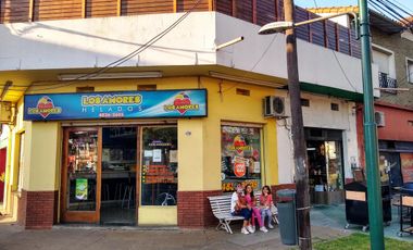 Local  en esquina- Mart.-Fleming/Panam.