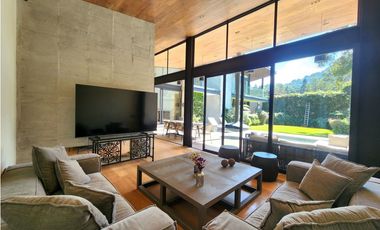 CASA EN VENTA, AVNDARO