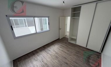 Depto tipo casa 3 amb con patio al frente