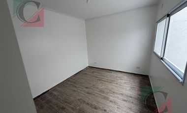 Depto tipo casa 3 amb con patio al frente