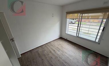 Depto tipo casa 3 amb con patio al frente