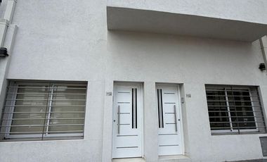 Depto tipo casa 3 amb con patio al frente