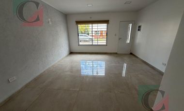 Depto tipo casa 3 amb con patio al frente