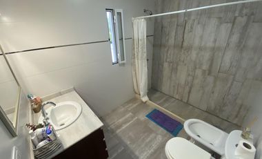 VENTA CASA 3 DORMITORIOS CON COCHERA Y PATIO