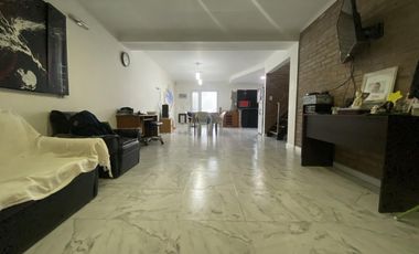 VENTA CASA 3 DORMITORIOS CON COCHERA Y PATIO