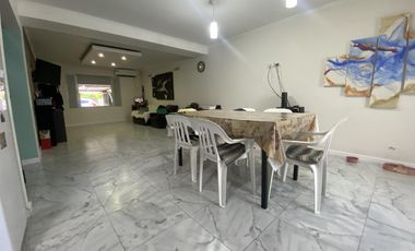 VENTA CASA 3 DORMITORIOS CON COCHERA Y PATIO