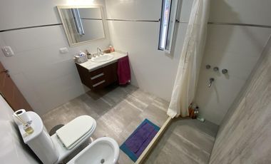 VENTA CASA 3 DORMITORIOS CON COCHERA Y PATIO