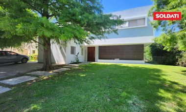 Villa olivos  moderna casa en  venta y alquiler . Lote central
